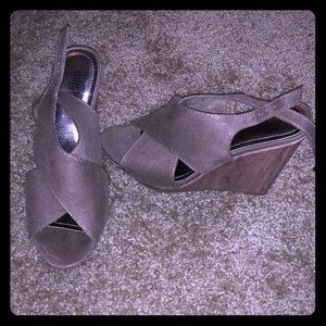 Strap wedged heel